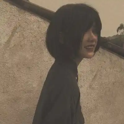 女头像背影侧脸戴帽子