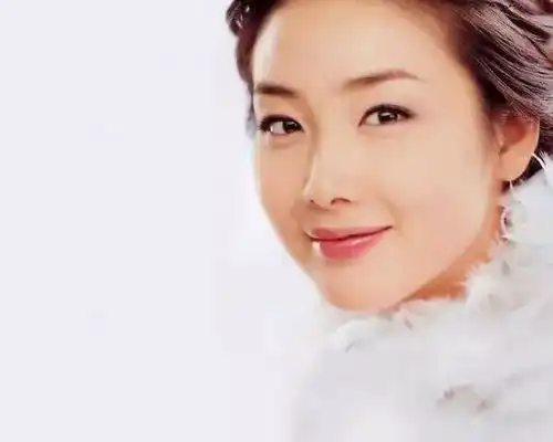  42岁的韩国第一美女嫁人了婚礼照片公开,神秘新郎只露背影不露脸