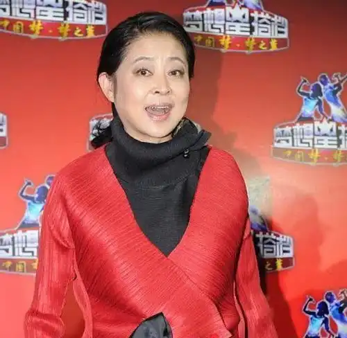  她是赵本山得不到的梦中情人,一生情路坎坷,60岁活得像个孩子