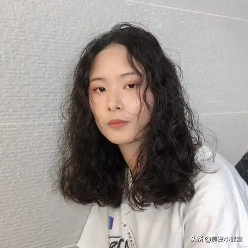  头发这样烫一烫,不老气又很时尚
