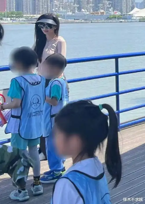  angelababy带儿子做公益,紧盯小海绵太有爱,打扮时髦却不合群