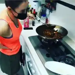  张柏芝炒菜怕伤脸全程戴口罩手叉腰姿势霸气