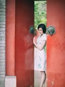  北大美女旗袍照走红清新脱俗