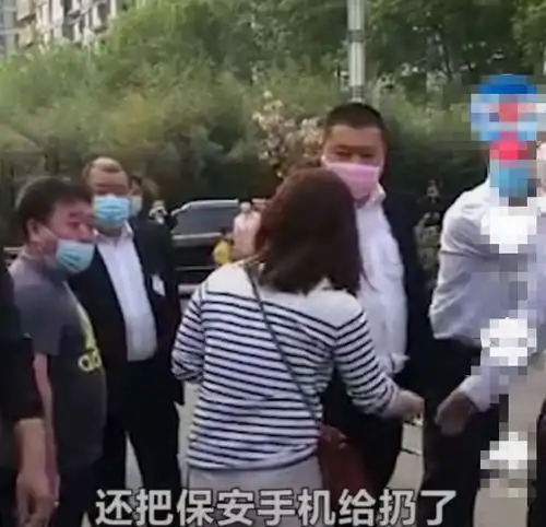  老外拒戴口罩硬闯小区,动手打人反被撂倒,妻子出面被认出身份