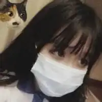  戴口罩男黑白图像