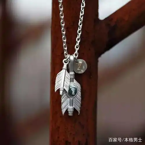  配饰银饰是不死的潮流玩物,项链是夏季的永恒单品