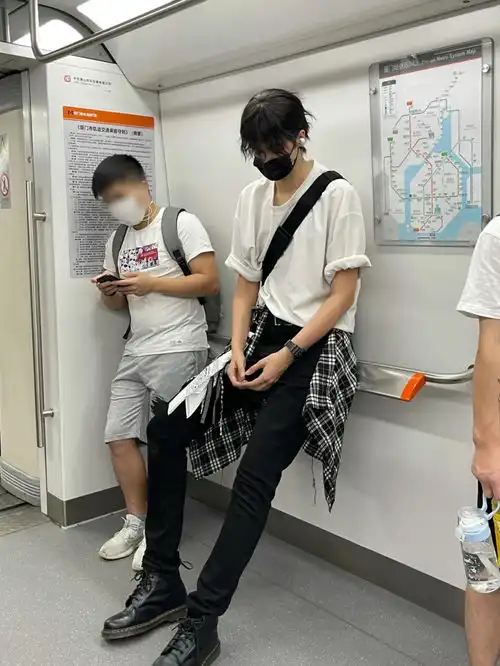  188cm乌克兰帅哥b站爆红漫画脸顶级身材,却发现是女扮男装