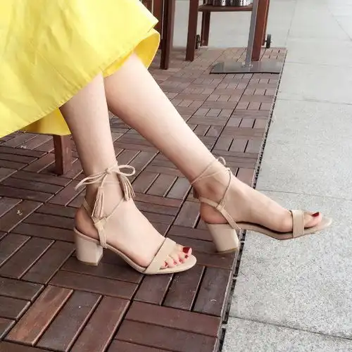  一双适合自己风格的凉鞋,一字带演绎出女人的足尖风情