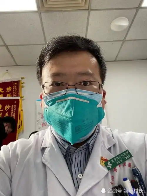  央视元宵节目诗朗诵细节引关注,李文亮照片出现,白岩松讲述令人泪目