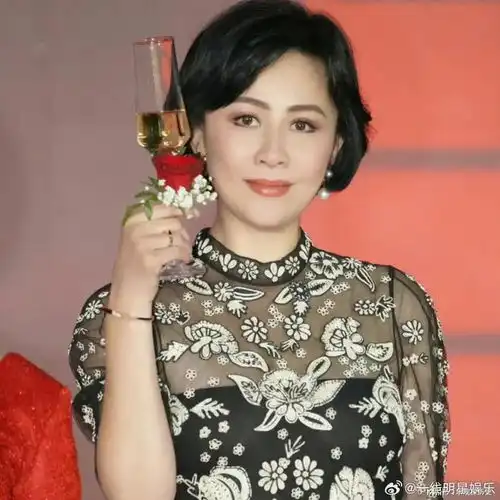  刘嘉玲说自己从五六岁就开始喝酒,现在是每天饭桌上都有酒