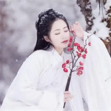  好看的微信古风头像女,手拿桃花冷艳无比