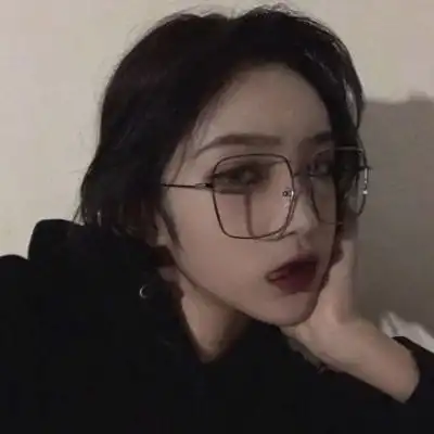  女生真人戴眼镜头像