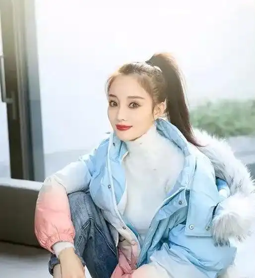  李小璐又开挂了,为店铺服装卖力做宣传,不惜亲自展露好身材