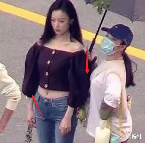  倪妮的神仙身材全靠垫路人镜头下,圆肩骨盆前倾x腿一样没落