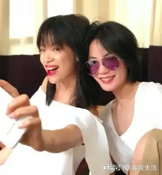  王菲和闺蜜家中聚餐,两人席地而坐,各种摆拍美成了高中生
