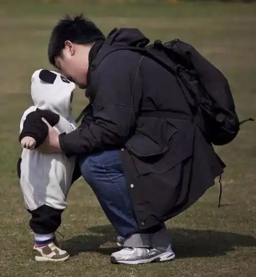 男生抱娃娃头像