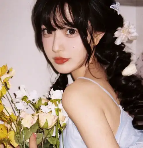  真人女生头像向月亮借点光