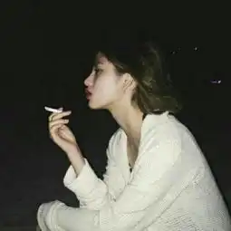 女生戴帽子口罩超霸气头