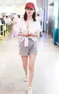  迪丽热巴活动中扣子竟然扣错这么精致的美女穿衣服这么粗心