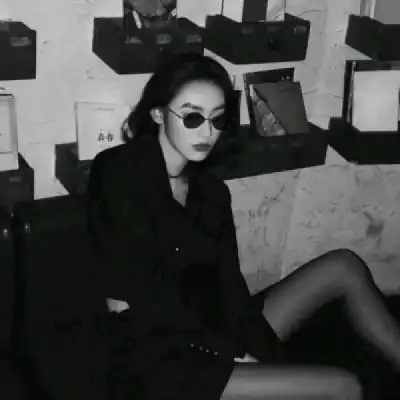  头像女黑白高冷侧面黑白孤傲女生头像