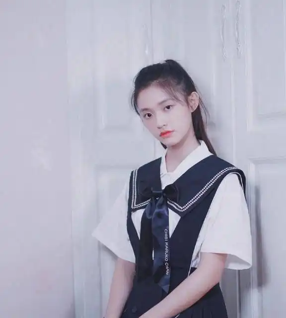  林允学院风穿搭超显嫩,制服短裙搭配高马尾,充满青春活力