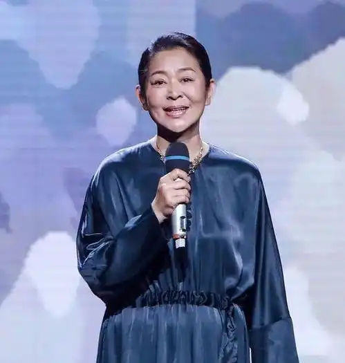  龚琳娜自己不觉得老,穿袈裟裙装天真,体型都快赶上倪萍了