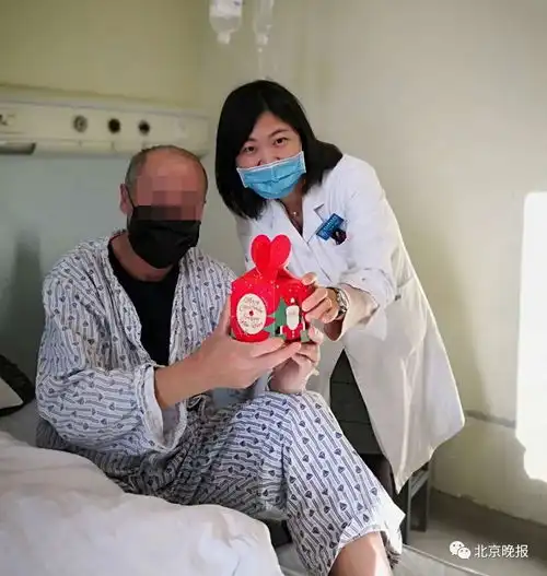  摘下口罩人工呼吸救人的女医生找到了她来自北大人民医院