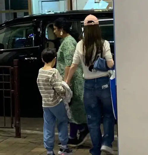  黄晓明女友被传怀孕后,baby携小海绵现身香港,紧牵儿子母爱满满