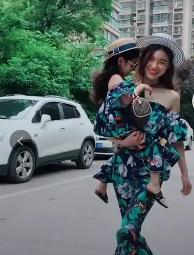  抖音最潮母女,打扮带娃两不误,网友爸爸一定是拯救了银河