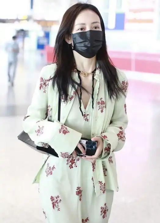  王鸥才是走在时尚前端的女人古风碎花裙配choker,意外高级减龄