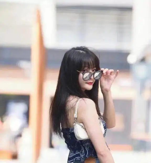  小众的搭配选择,同样可以展现女孩的动人,换发无限的光彩
