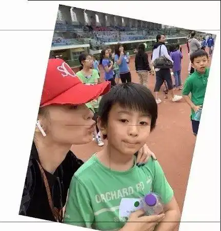  张柏芝不服老玩少女特效像女皇,笑起来很甜小酒窝抢镜