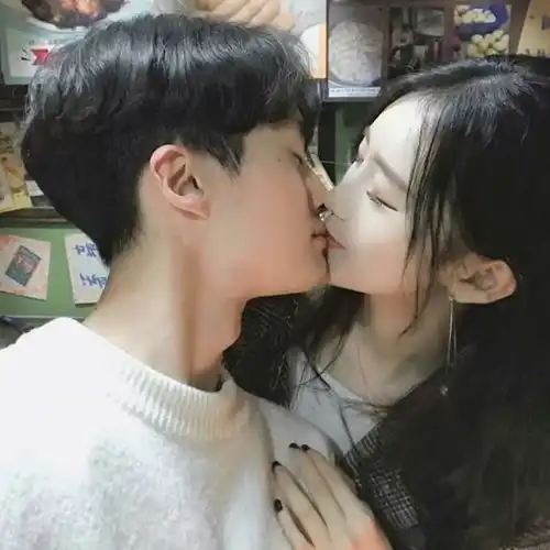 情侣头像接吻图片前戏