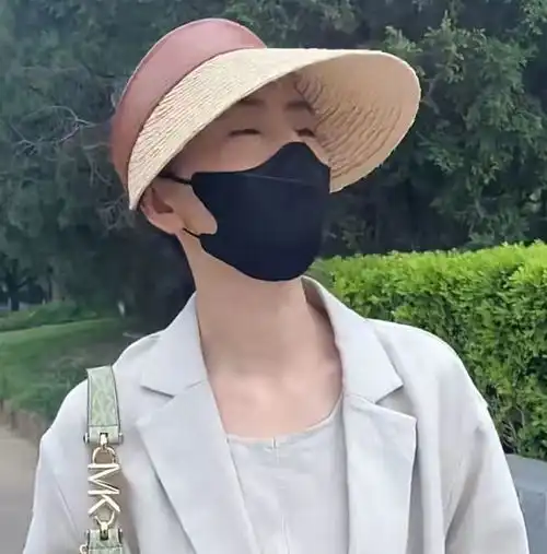 高圆圆逛朝阳公园,不戴口罩坐台阶上休息无人识,穿紧身裙似少女