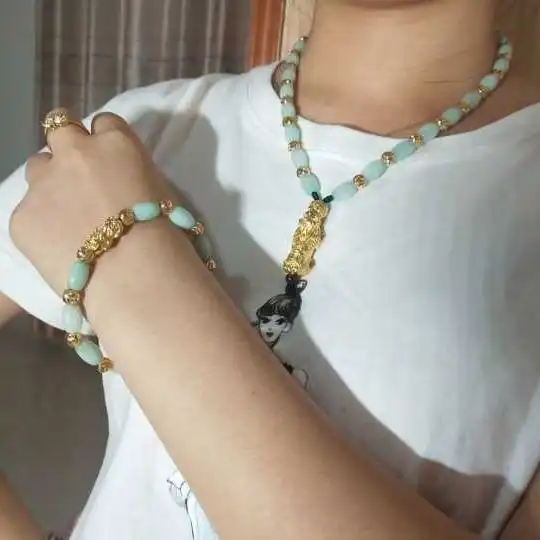  带证书天然a货浅绿糯种翡翠手链女