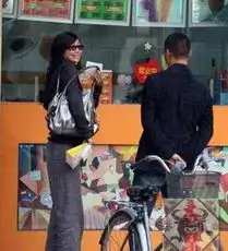  孙红雷女友亮相显知性与准公公相处友好