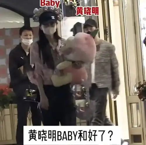  angelababy黄晓明罕见合体两人穿情侣装同逛迪士尼,被猜测要复合