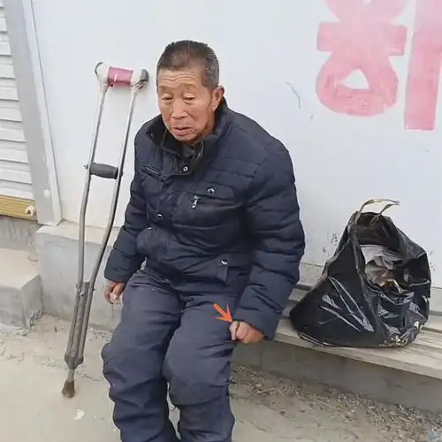  大衣哥又遭道德绑架拄拐老人索要5万,细节被扒疑背后有团队