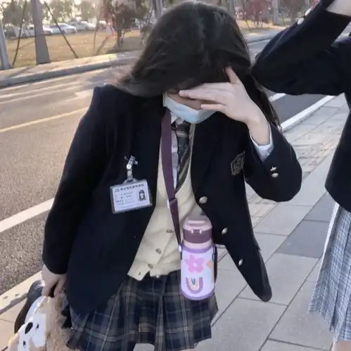  带神秘感的口罩女生头像