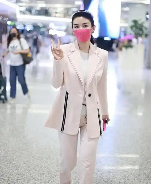  44岁黄奕机场扮嫩戴粉色口罩显逆龄,差点遭gay骗婚