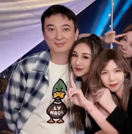  王思聪搂新女友肩膀逛街,女友身材超好上围傲人,还撞脸王子文