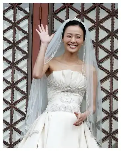  韩国女星婚礼的婚纱,金素妍优雅大方,全慧彬浪漫迷人