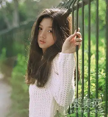  冬天最漂亮的女孩的直发显示出一点清新的小姐气质