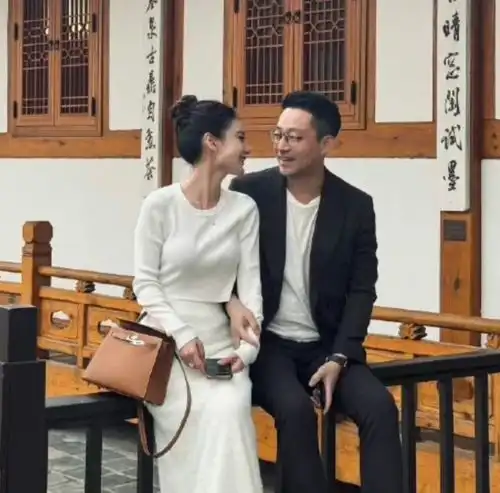  汪小菲领证成功马筱梅60万定制婚戒抢镜,疑奉子成婚双喜临门