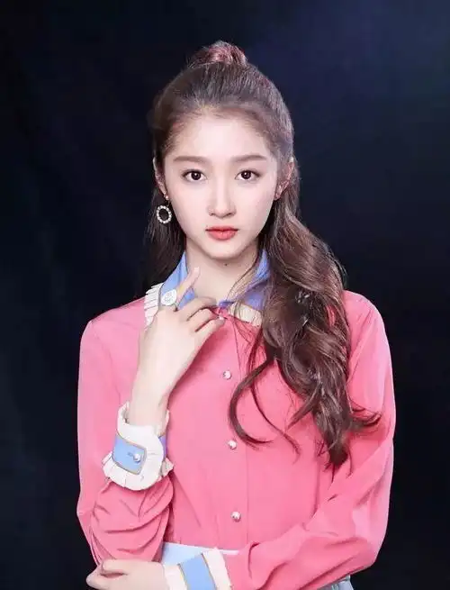  张嘉译再一次把自己闺女带火了,长相洋气,演技堪比关晓彤