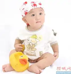  胖娃娃的超可爱半岁照未来的运动之星