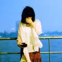  求图片qq头像背景是蓝色的人物水边人蹲着
