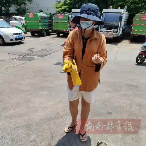  海口一女子误丢黄金戒指,环卫工高温天翻6吨垃圾找回