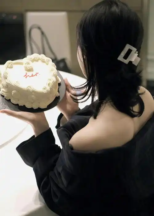  陈数晒46岁庆生照,黑色一字肩上衣搭微卷发,温柔又优雅