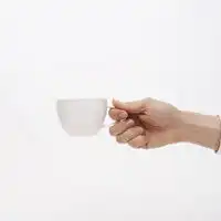  手拿杯子的女生微信头像微信头像图片大全